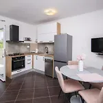Alisa Apartment *
