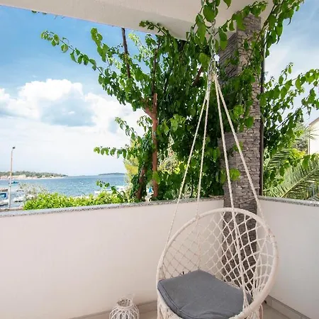 Alisa Apartman Brodarica