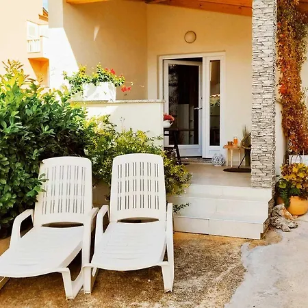 Alisa Apartman Brodarica