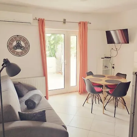 Alisa Apartment *
