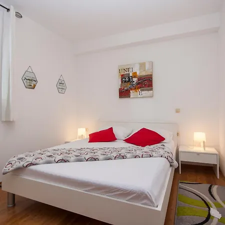 Alisa Apartman Brodarica