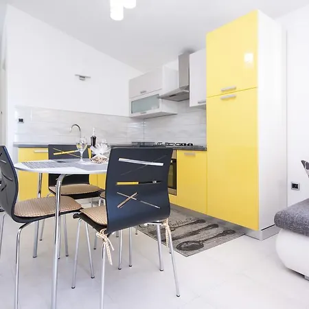 Alisa Apartment *